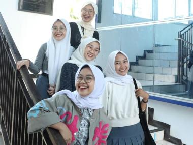 Apakah Langsung Kerja Setelah Lulus SMA Lebih Baik daripada Kuliah?